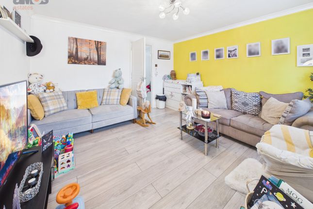 105 Barnwell Drive, Hockley, Essex photo 5