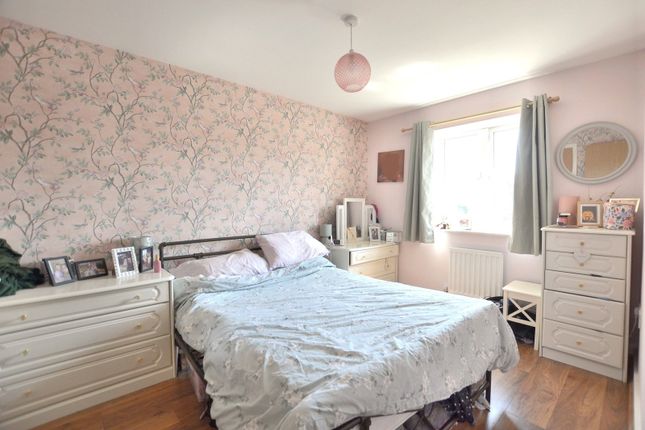 11, Hunters Way, Gloucester photo 4