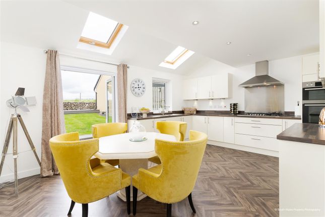 90, Crompton Way, Ogmore-By-Sea photo 3