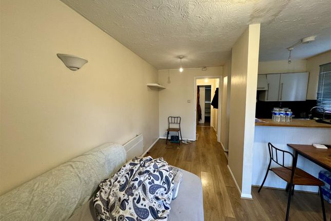 32, Harp Island Close, London photo 4