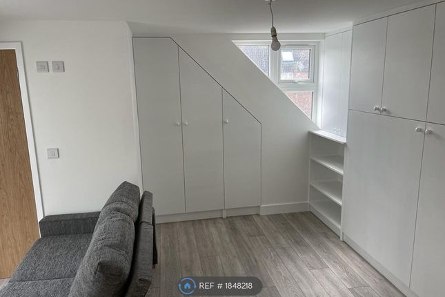 Room to rent in Gilmore Road, London