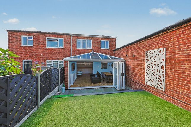 27, Holme Hall Crescent, Chesterfield photo 4