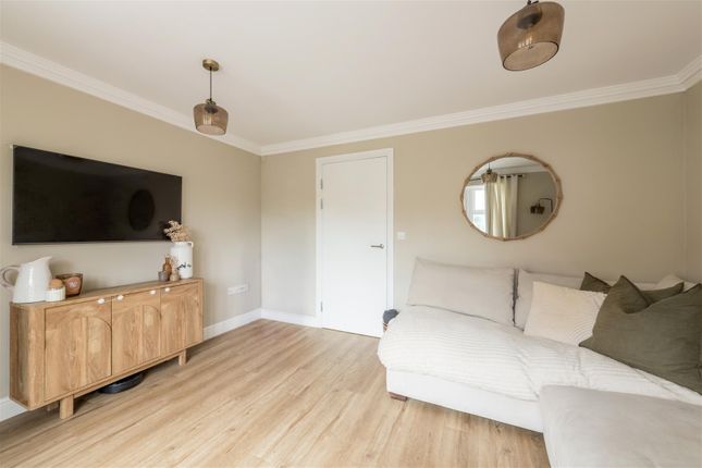 32, Fawn Rise, Henfield photo 4