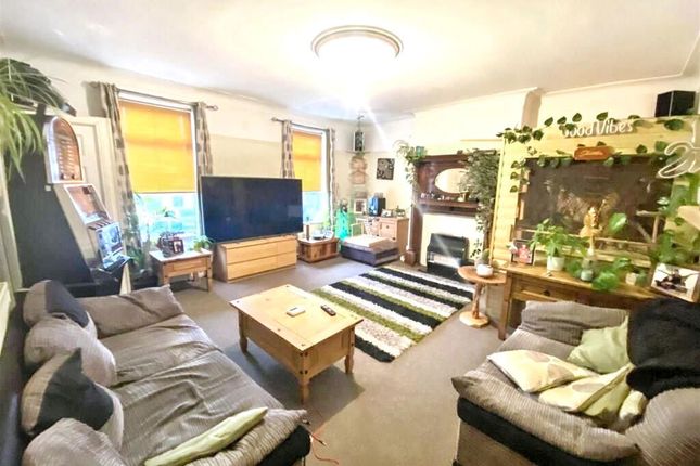 3-bed flat on 619a, Holderness Road, Hull, £75,000