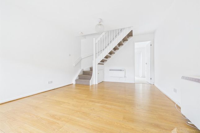 9, Middlesborough Close, Weston Heights, Stevenage photo 2