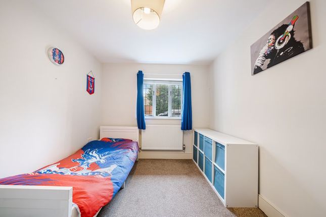 Flat to rent in London Road, Merstham