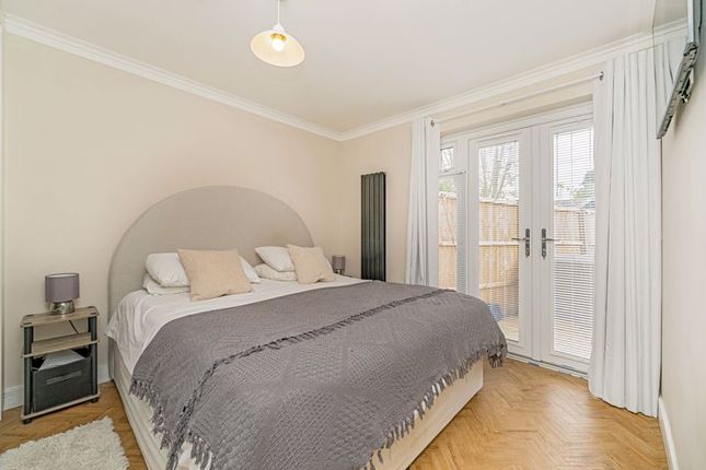 Flat for sale in Speer Road, Thames Ditton
