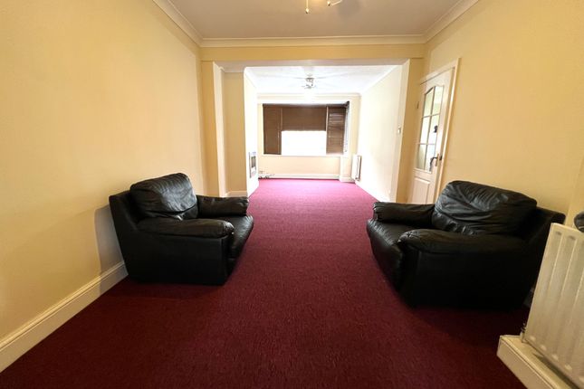 Thumbnail Terraced house to rent in Lawns Crescent, Grays