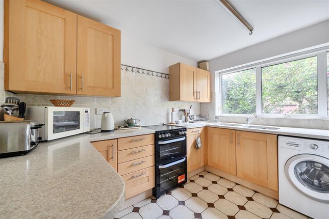 6, The Paddock, Crowthorne photo 4