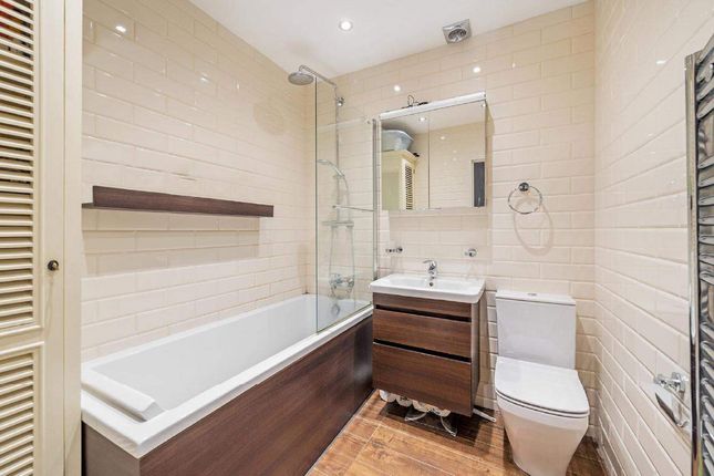 Flat for sale in Paddington, London