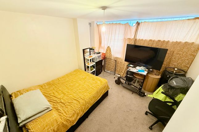 Flat 36 Cam Court, Bibury Close, London photo 5