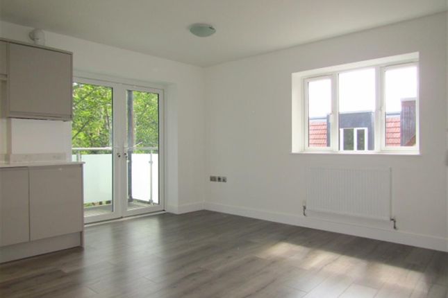 74, Beechwood Gardens, Slough photo 3