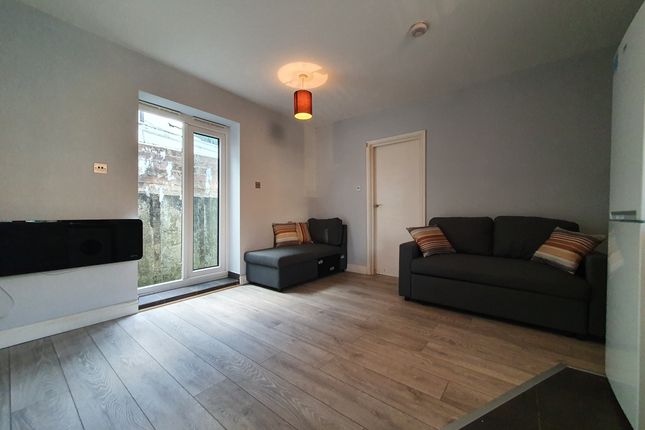 Flat to rent in Daniel Street, Cathays, Cardiff