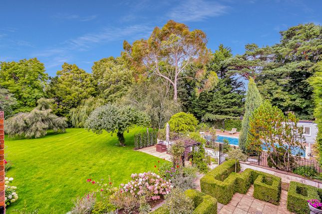 4 Heathlands Drive photo 2