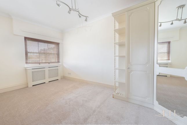 Flat for sale in Thorndon Park, Ingrave, Brentwood
