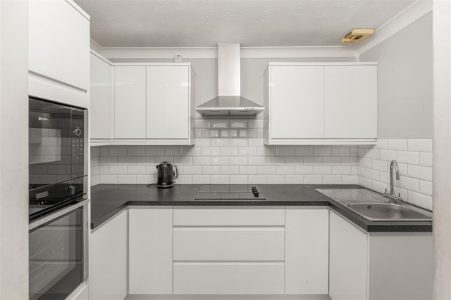 39, Chamberlaine Court, Banbury photo 3