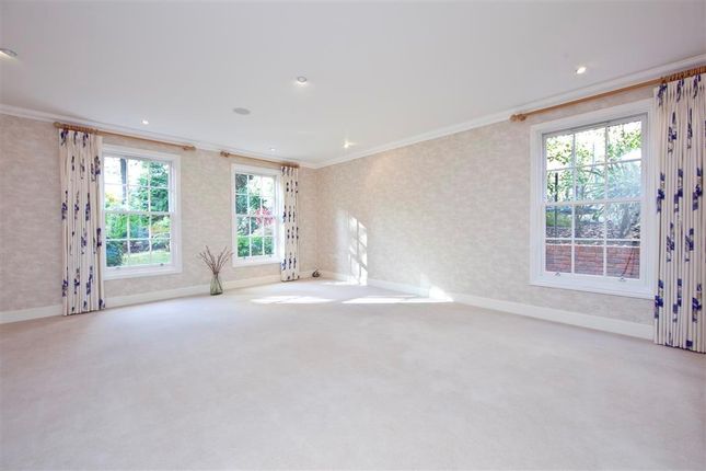 19, Eaton Park Road, Cobham photo 4