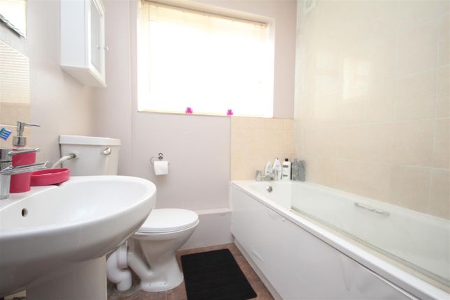 Flat to rent in Telford Court, Guildford
