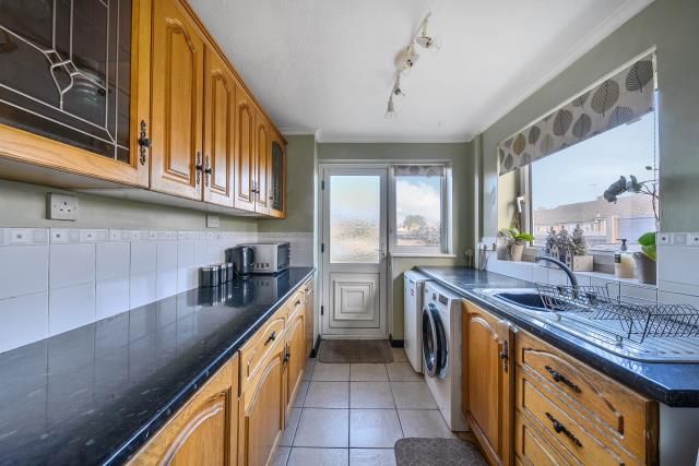 30, Paynesdown Road, Thatcham photo 4
