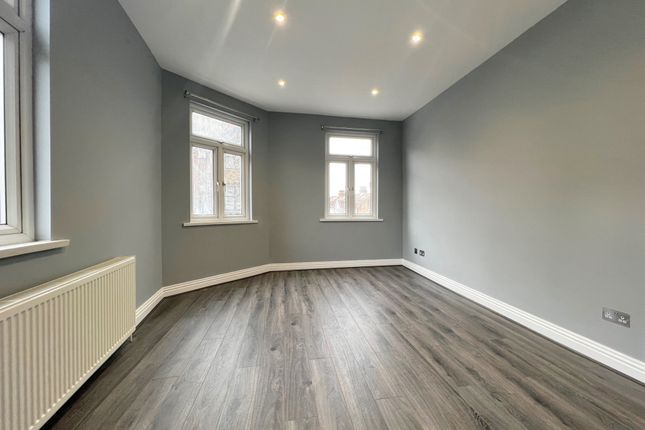Flat to rent in Fulham Palace Road, London
