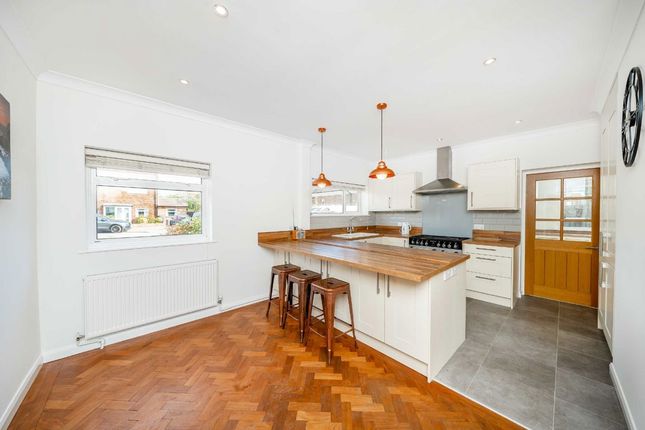 8, Redland Gardens, West Molesey photo 4