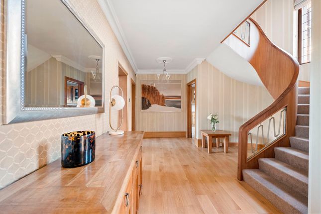 2 Gidea Close, Romford photo 4
