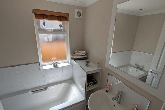 32 Omar Regency In Penwortham Bathroom Bath 1