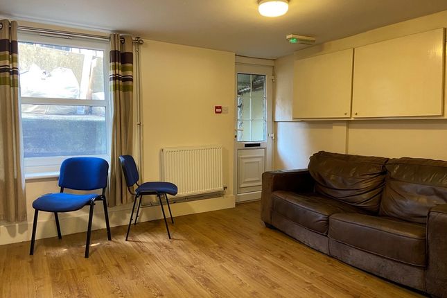 A Welcoming Living Room Featuring A Comfortable Le...