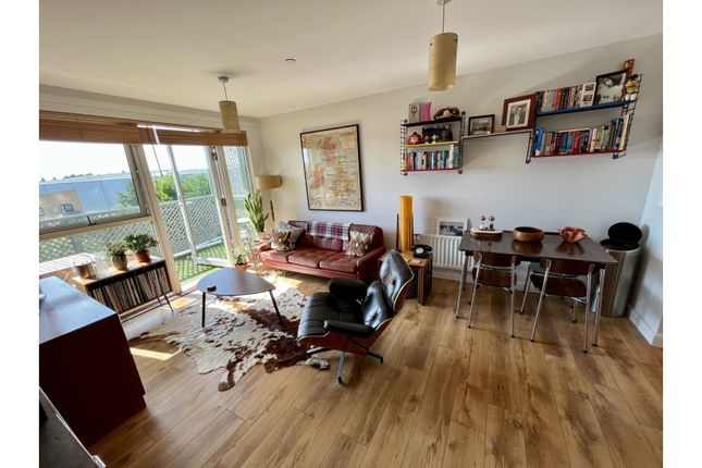 Flat for sale in Cannon Road, London