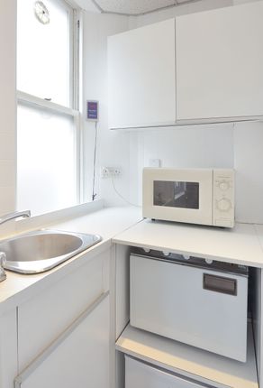 Flat to rent in Hill Street, London