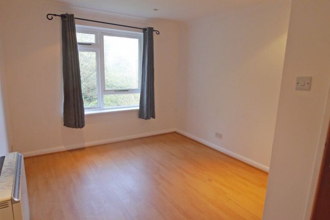 44, Gorringes Brook, Horsham photo 2