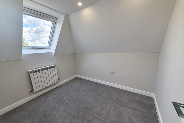 815A , High Road, London photo 4
