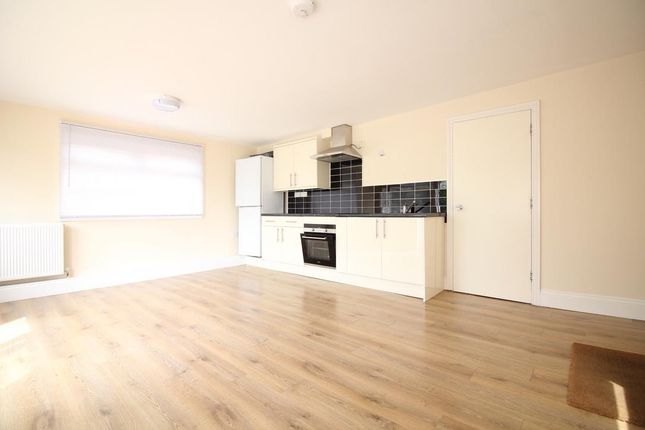 Studio to rent in Humber Way, Langley, Slough