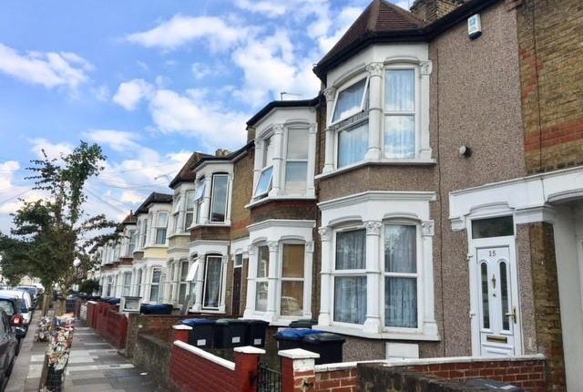 3-bed flat on Lowden Road, London, £325,000