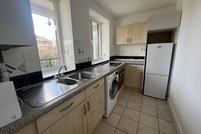 Flat to rent in Redmires Court, Eccles New Road, Salford