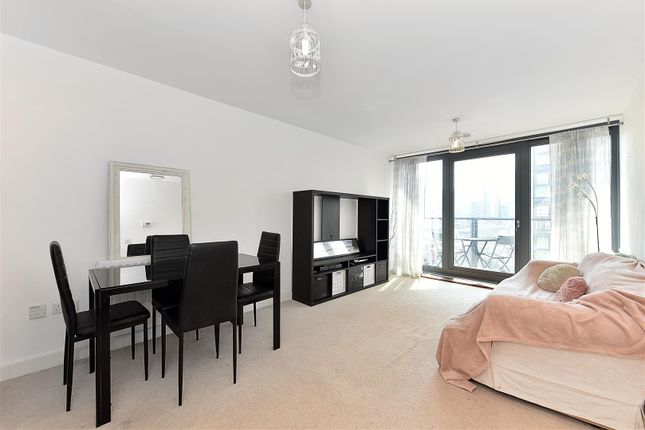 Flat to rent in Proton Tower, Blackwall Way