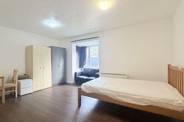 74, Harp Island Close, London photo 5