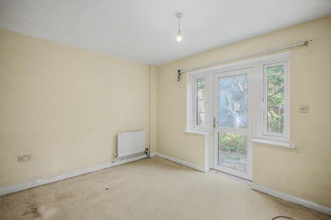 3 Evergreen Square, London photo 3