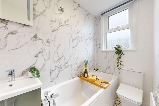 This Beautifully Designed Bathroom Features Elegan...