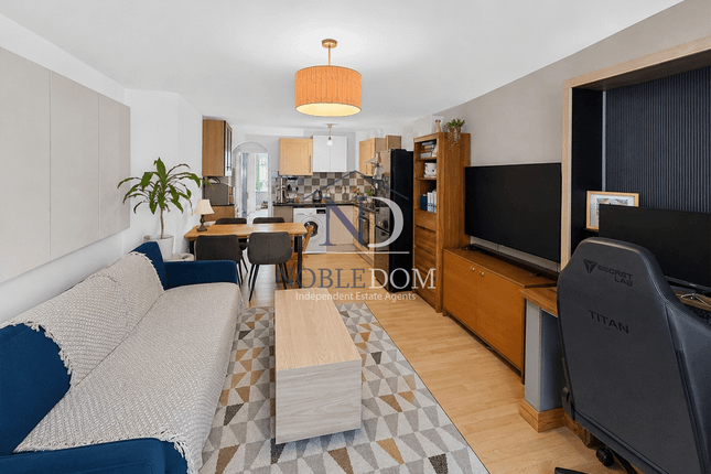 11 Sutton Dene, Hounslow photo 2