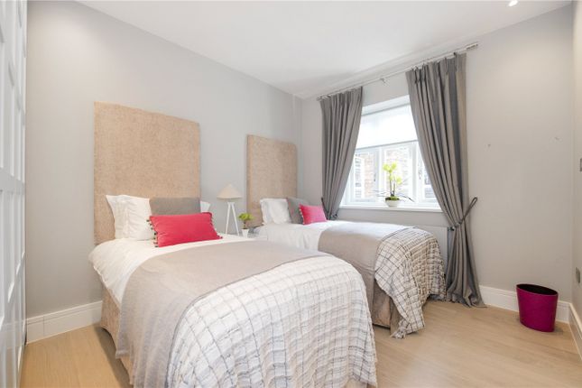 Flat to rent in Lyndhurst Road, London