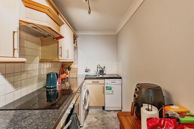 38, Beverley Mews, Crawley photo 4