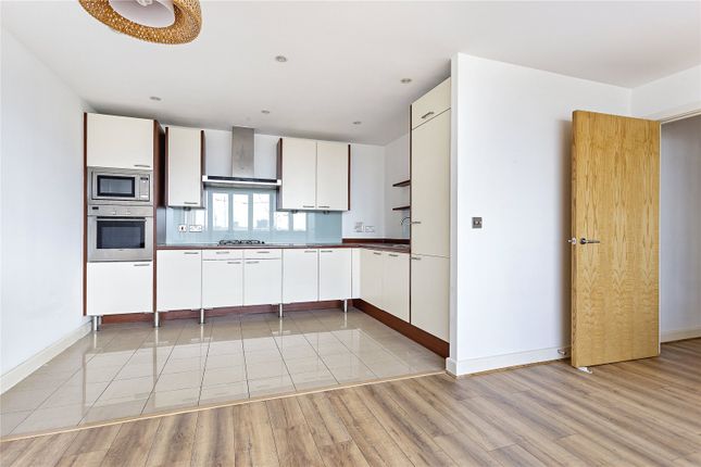 Flat to rent in Eastern Quay Apartments, 25 Rayleigh Road