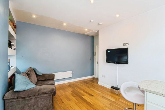 Flat 7, 4, St. Georges Square, Lancashire photo 4