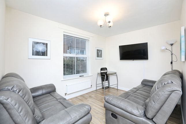 61, Crocus Drive, SITTINGBOURNE photo 2