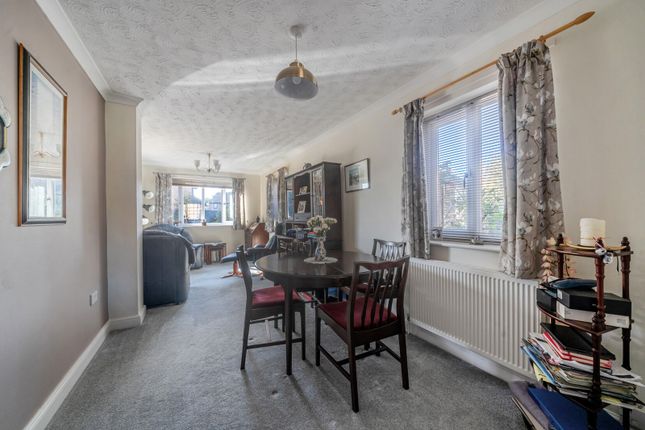 2, Golding Close, Berkshire photo 4