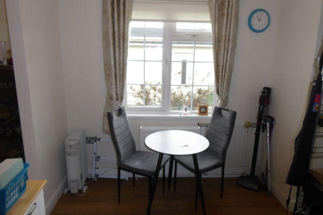 60, Brookside Park, Hawley Lane, Farnborough photo 3