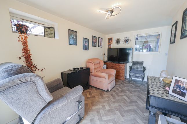 8 Almond Grove, Skellingthorpe, Lincolnshire photo 4