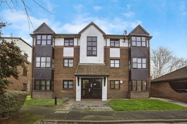 Flat for sale in Banner Close, Purfleet