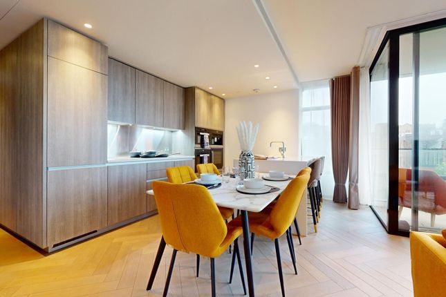 Flat to rent in Principal Tower, 2 Shoreditch High Street, London
